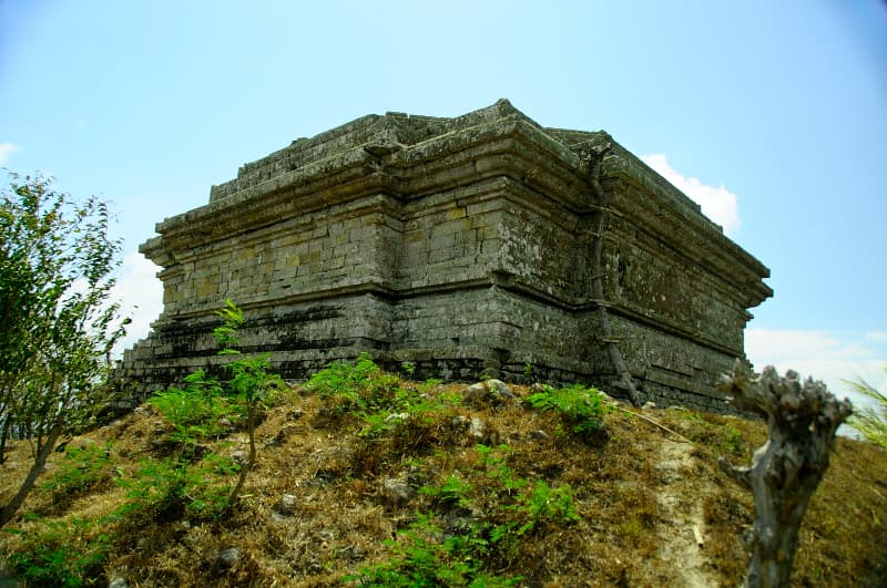 Candi Dadi di puncak bukit, Tulungagung