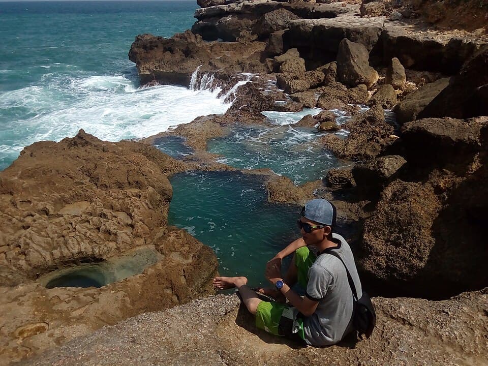Kolam alami di tebing Pantai Kedung Tumpang, Tulungagung