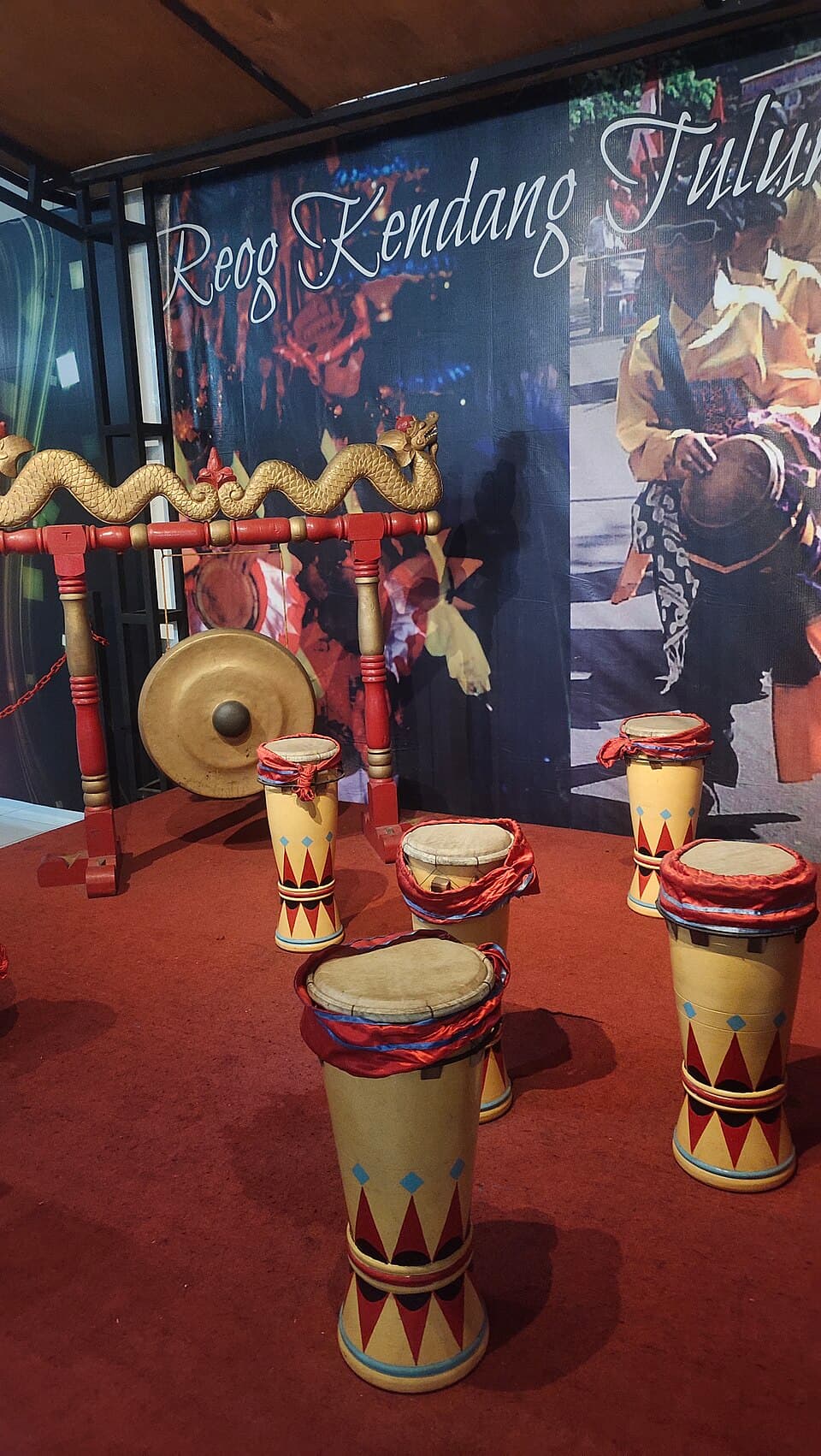 Penari Reog Kendang Tulungagung dengan kostum lengkap